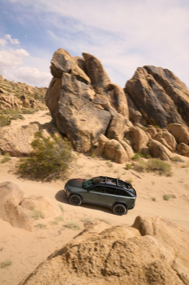 Jeep Wagoneer S Trailhawk 