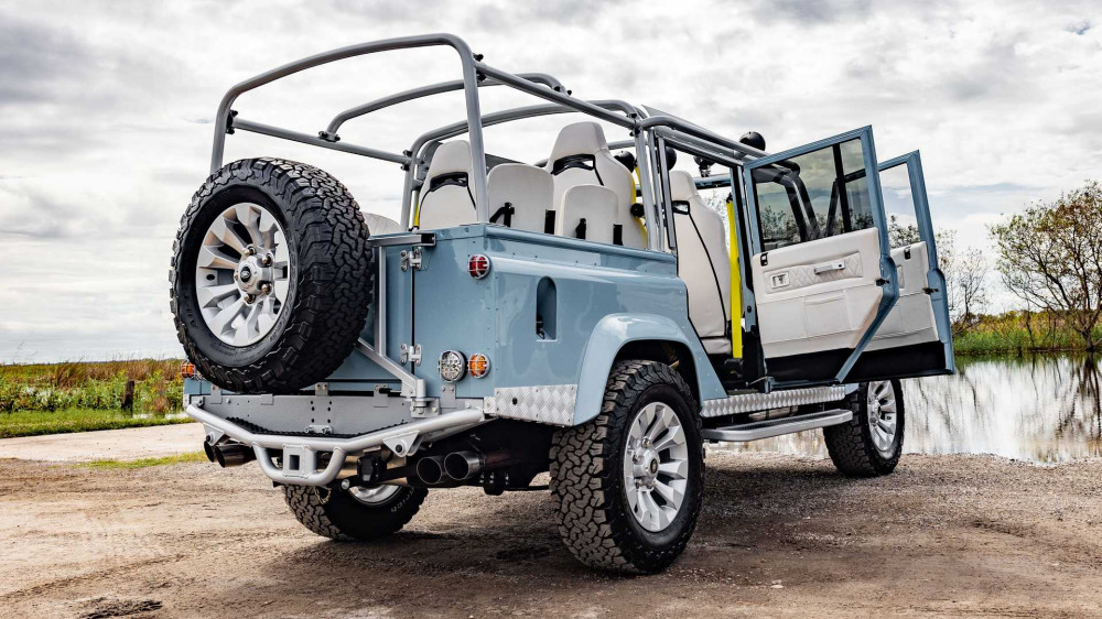 This Restored Land Rover Defender Sports A Porsche-Inspired Colour Scheme