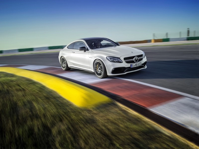 Mercedes-AMG C 63 S CoupÃ© (C 205) 2015; Exterieur: designo diamantweiÃŸ bright, Night Paket exterior: designo diamond white bright, night package