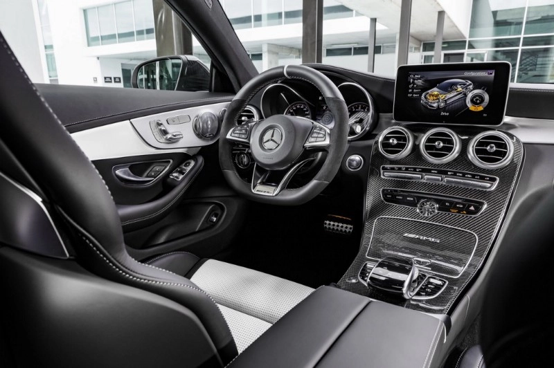 Mercedes-AMG C 63 S CoupÃ© (C 205) 2015; Interieur: Leder kristallgrau/schwarz, AMG Performance Lenkrad in Leder Nappa schwarz/Mikrofaser DINAMICA im 3-Speichen-Design unten abgeflacht, 12 Uhr-Markierung in Schwarz, Lenkradblende in Silberchrom mit "AMG" Schriftzug und silberfarbenen Aluminium-Schaltpaddles, AMG Zierteile Carbon/Aluminium mit LÃ¤ngsschliff hell interior: leather crystal grey/black, AMG Performance steering wheel in black nappa leather/DINAMICA microfibre in a 3-spoke design, with flattened bottom section, 12 o'clock marking in black, steering wheel bezel in silver chrome with "AMG" lettering and silver-coloured aluminium shift paddles, AMG carbon-fibre/light longitudinal-grain aluminum trim