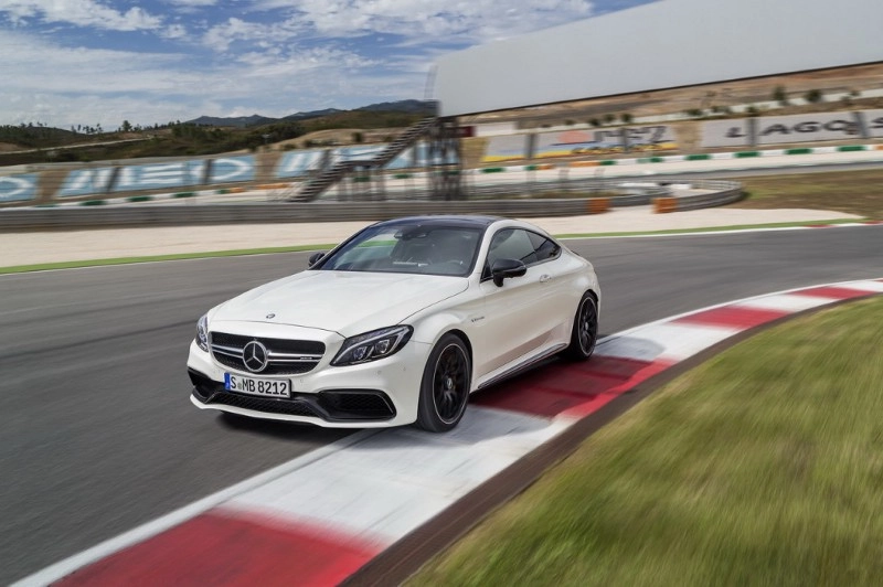 Mercedes-AMG C 63 S CoupÃ© (C 205) 2015; Exterieur: designo diamantweiÃŸ bright, Night Paket exterior: designo diamond white bright, night package