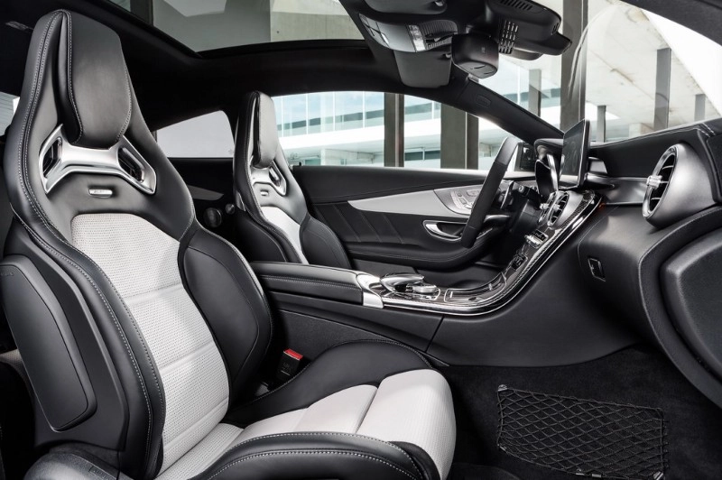 Mercedes-AMG C 63 S CoupÃ© (C 205) 2015; Interieur: Leder kristallgrau/schwarz, AMG Performance Sitze fÃ¼r Fahrer und Beifahrer mit stÃ¤rker konturierter Sitzform fÃ¼r gesteigerten Seitenhalt, integrierten KopfstÃ¼tzen und AMG Plakette in den Sitzlehnen, AMG Zierteile Carbon/Aluminium mit LÃ¤ngsschliff hell interior: leather crystal grey/black, AMG Performance seats More pronounced contouring of front seats for enhanced lateral support, integral head restraints and AMG badge in seat backrests, AMG carbon-fibre/light longitudinal-grain aluminum trim