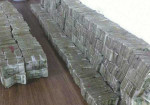 A Chinese woman bought a BMW 730L with 100,000 banknotes of 1 Yen - Photo