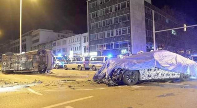 The <span style='background: #ff0000'>new</span> BMW 7 2016 prototype smashes a police car in Germany! - Photo
