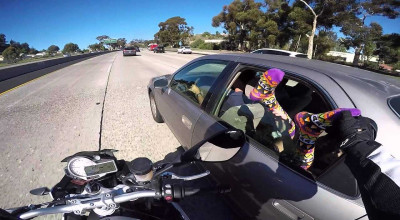 A Motorcyclist Grabbed An Unsuspecting Girl’s Feet On The Freeway And It’s The Best - Photo