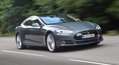Home Alone With a Tesla Model S P85D Street Racing - Photo
