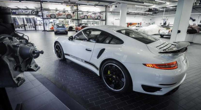 This Dealership Is Selling a <span style='background: #ff0000'>Porsche</span> 911 Turbo S At An Insane Price - Photo