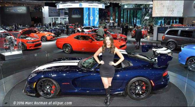 2016 Detroit: Say Hello To Booth Hotties - Photo