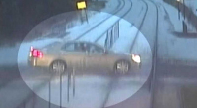 Train Hits <span style='background: #ff0000'>Honda</span> And What Happens Next Is Incredible! - Photo