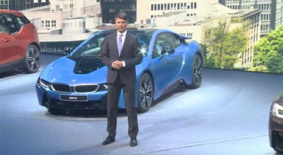 <span style='background: #ff0000'>Moment</span> when BMW CEO Harald Krueger faints onstage. - Photo