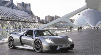 Pack of Six 918 Spyders Riding Together in California (Video) - Photo