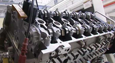 Take a look at how a Bugatti Veyron engine is assembled ! (VIDEO) - Photo