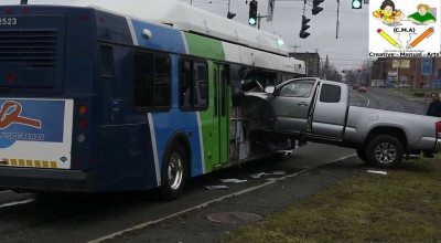 Terrifying Accident: The Passengers Of An American Bus Have Gone Through The Shock Of Their Lives - Photo