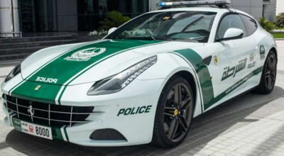 The police pursues the speeders with a Ferrari FF! - Photo