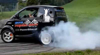 Watch Smart Car doing Donuts and Burnout! - Photo