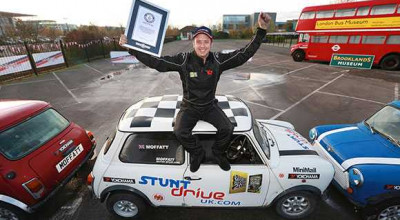 World Record for the narrowest <span style='background: #ff0000'>reverse</span> parallel <span style='background: #ff0000'>parking</span> (VIDEO) - Photo