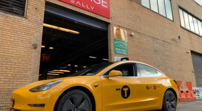 I’d like to get a taxi. A tesla Taxi - Photo