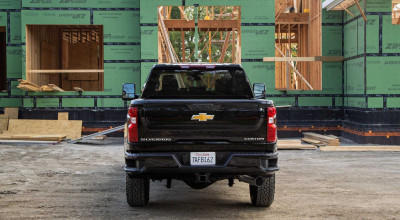 2022 <span style='background: #ff0000'>Chevrolet</span> <span style='background: #ff0000'>Silverado</span> HD Gains New Six Function Multi-Flex Tailgate - Photo