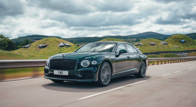 Here Comes Electrified 2022 <span style='background: #ff0000'>Bentley</span> Flying Spur Plug-in Hybrid V6 - Photo