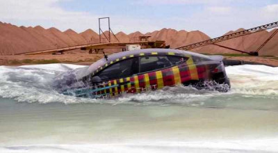 Watch As <span style='background: #ff0000'>Tesla</span> Model S Plaid Navigates A 2-Meter-Deep Pool - Photo