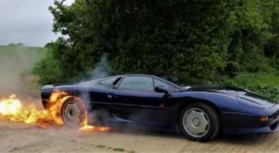 Enjoy A Spectacular Burnout Featuring A Jaguar XJ220 - Photo