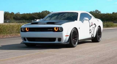 Experience Nearly 200 MPH With A Dodge Challenger Hellcat Redeye - Photo