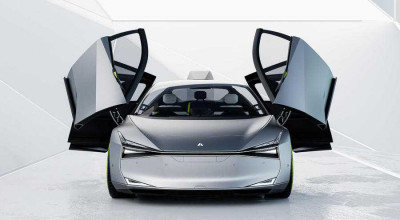 WayRay Holograktor Revolutionary Self-Driving Taxi Has Been Unveiled - Photo