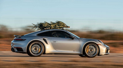Watch A 750 HP Porsche 911 Turbo S With A Christmas Tree On The Roof Fly - Photo