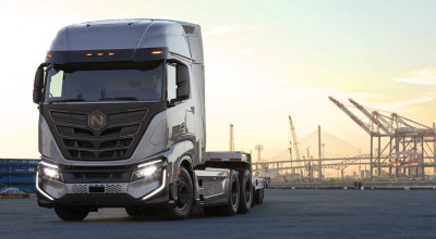 Nikola Delivers First Electric Semi Trucks To Los Angeles Client - Photo