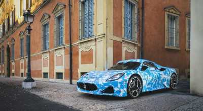 Maserati MC20 Convertible Teased With Cloud-Themed Wrapping - Photo