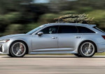 An 800-HP Audi RS6 Avant With A Christmas Tree On Its Roof Demonstrates Its Top Speed - Photo