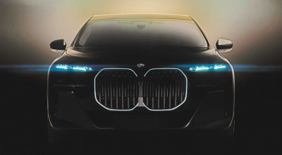 New 2023 BMW i7 Exposes Its Giant Grille - Photo
