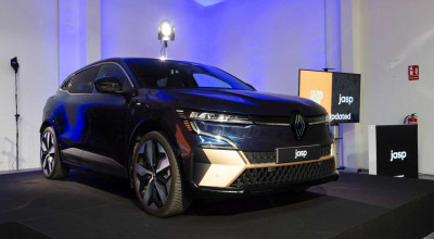 New Renault Megane E-Tech Honors The Legendary Clio Williams - Photo