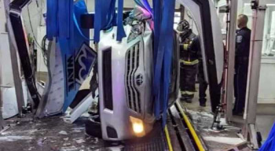  A 77-year-old Driver Crashes And Rolls His Vehicle Inside A Car Wash - Photo