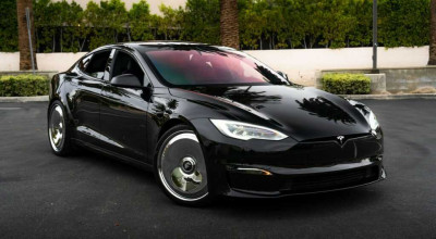 Take A Look At This Tesla Model S Plaid That Rolls On Huge Wheels - Photo