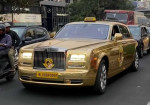 Spectacular! A Gold-Plated Rolls-Royce Phantom Owned By An Indian Multimillionaire Transports Tourists For Free - Photo