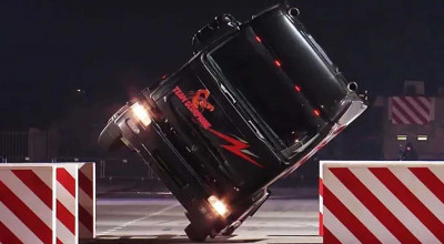 Italian Makes History By Squeezing His Truck Into A Gap On Its Side Wheels - Photo