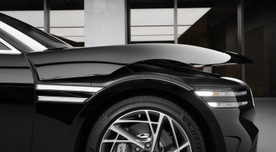 The Genesis G90: Elegance and Muscle Under the Largest Clamshell Hood Yet - Photo