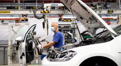 Volkswagen Halts Production at Two German Plants Due to Electric Motor Shortage - Photo