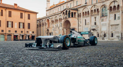 Lewis Hamilton's Championship-Winning F1 Car Sold for a Record $18.8 Million - Photo