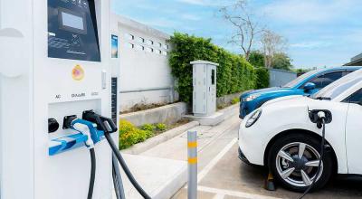 Mastering EV Charging Station Etiquette: Tips for Polite Power-Ups - Photo