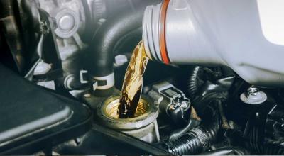 Adding Oil to a Hot Engine: Safe Practices for Car Maintenance - Photo