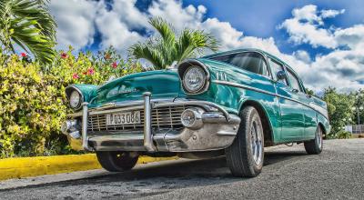 Vintage Car Enthusiasts: Celebrating the Charm of Wind-Up Windows - Photo