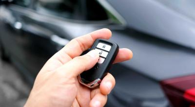 Key Fob Left Behind: Will Your Push-Button Car Shut Off on the Highway? - Photo
