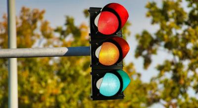 Why Traffic Lights Use Fresnel Lenses: The Secret to High-Visibility Signals - Photo