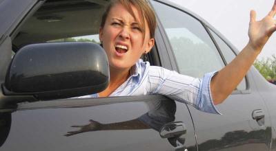 5 Annoying Driving Habits That Cause Accidents - Photo