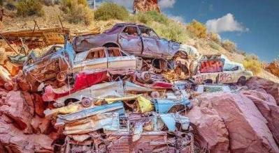 Why There’s a Canyon in Utah Filled With Buried Classic Cars - Photo