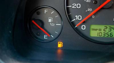 Your Car Promised 80 Miles of Fuel. Ten Miles Later, Half of Them Had Vanished - Photo