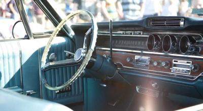 Old American Cars Could Seat Six Without a Third Row. The Shifter Made It Possible - Photo