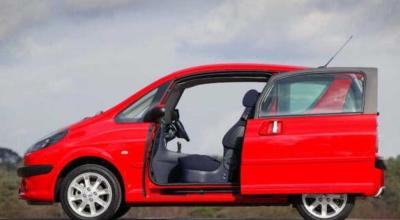 This Little Peugeot Solved an Everyday Parking Problem With Two Very Unusual Doors - Photo